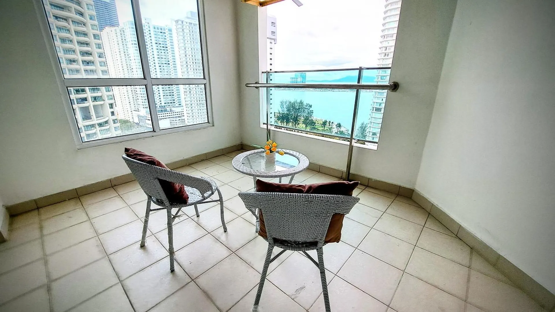 Mansion One Entire House 4 Queenbeds - Spacious Balcony Seaview George Town